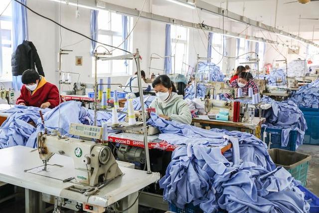 长塘镇:外贸服装加工忙 流水作业赶订单